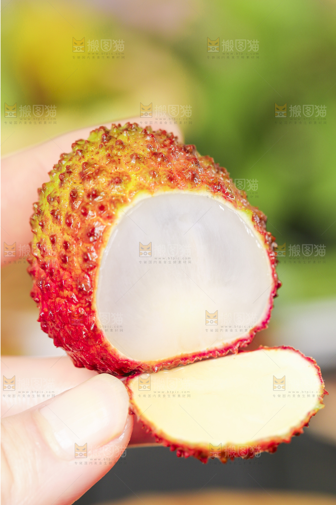 手里拿着荔枝