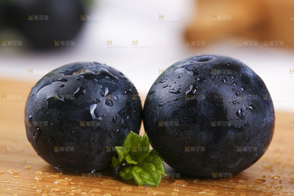 木底上摆放着进口蓝莓