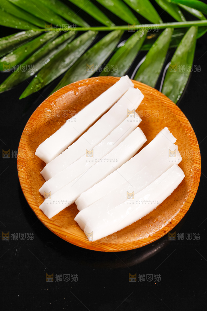 盘子里摆放着椰子的果肉
