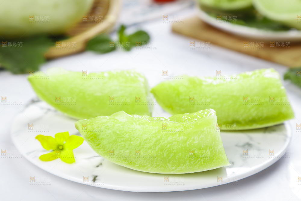 盘子里摆放着玉菇甜瓜