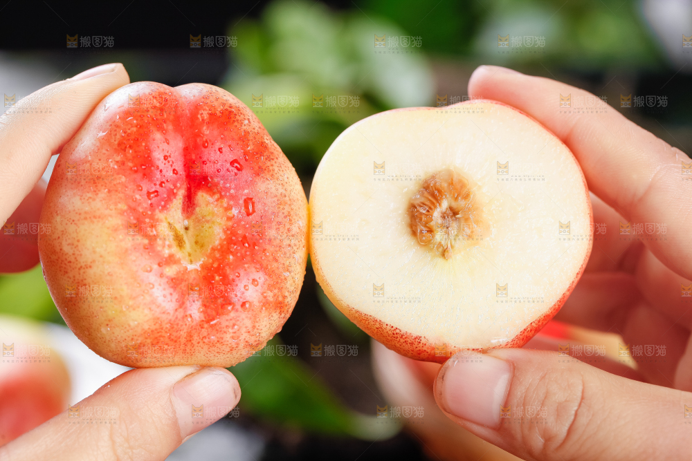 手里拿着纽扣油蟠桃