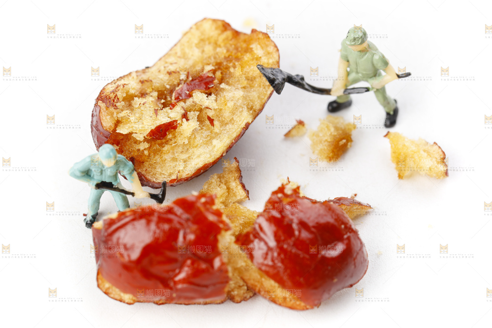 白底上摆放着香酥脆红枣