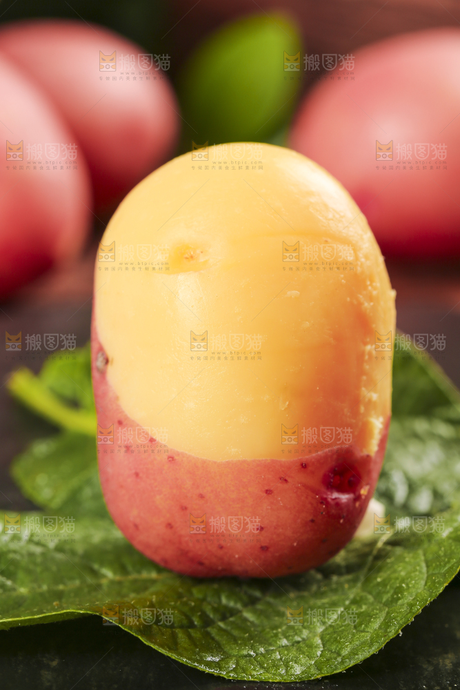 黑底上放着红皮黄心土豆