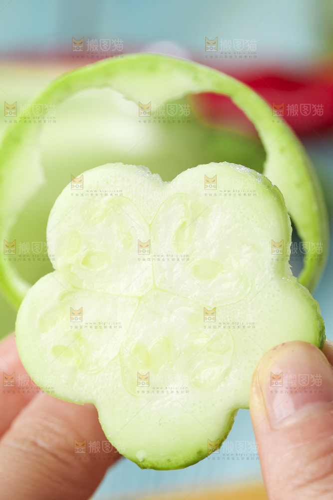 手里拿着西葫芦瓜