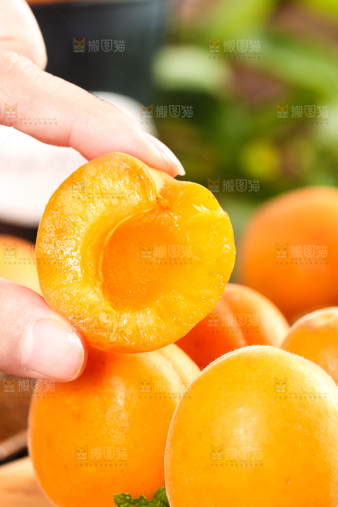手里拿着黄杏