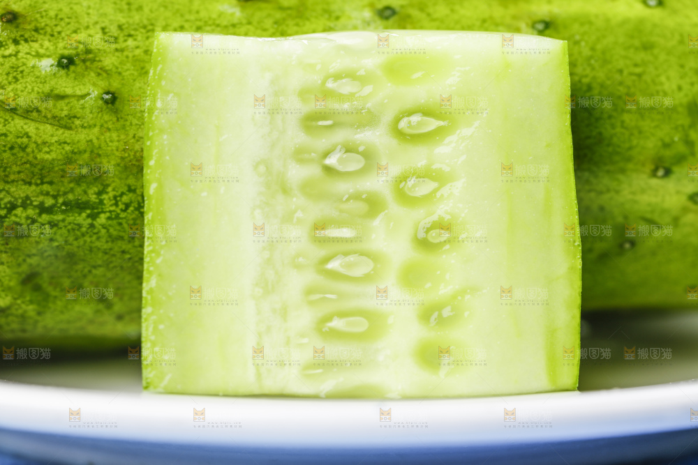 碟子里放着新鲜黄瓜