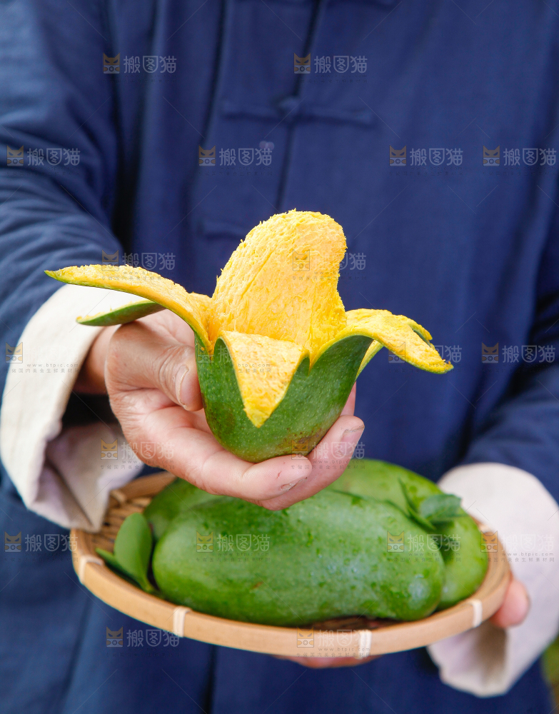 手里端着一盘新鲜芒果