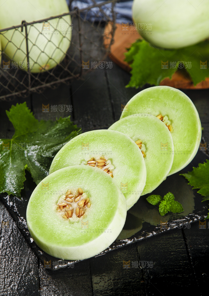 深底上摆放着玉菇甜瓜