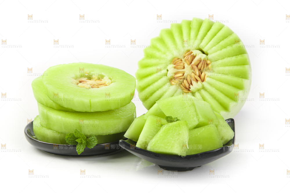 碟子里装着玉菇甜瓜