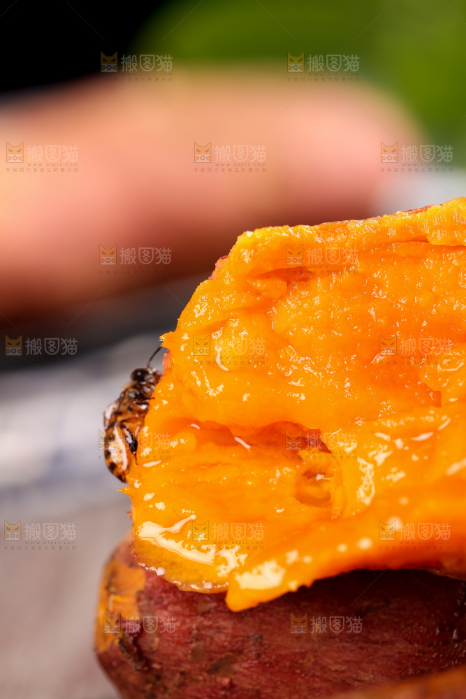 盘子里放着六鳌蜜薯