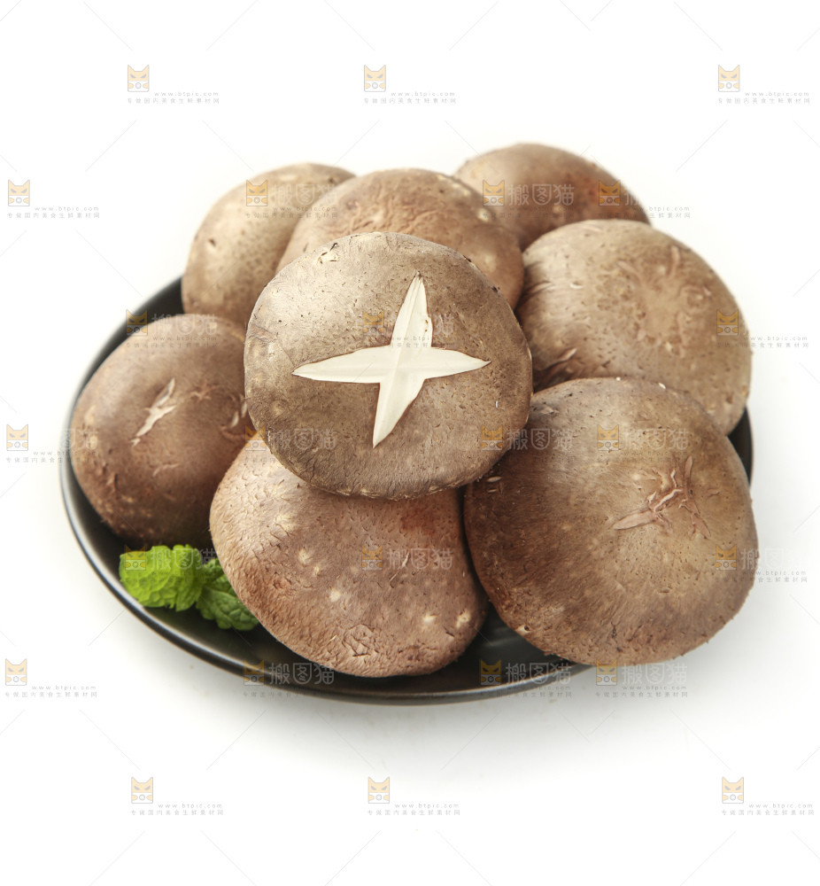 盘子里装着新鲜香菇
