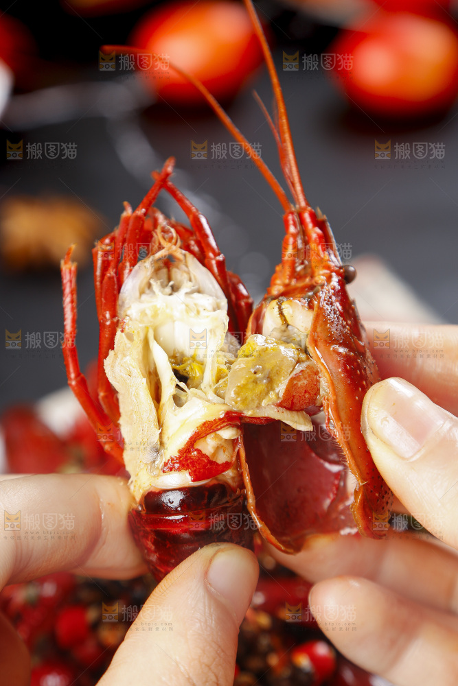 手里拿着油焖大虾