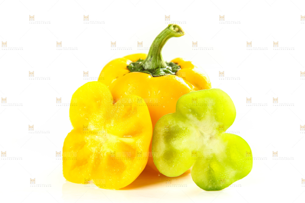 白底上放着灯笼椒