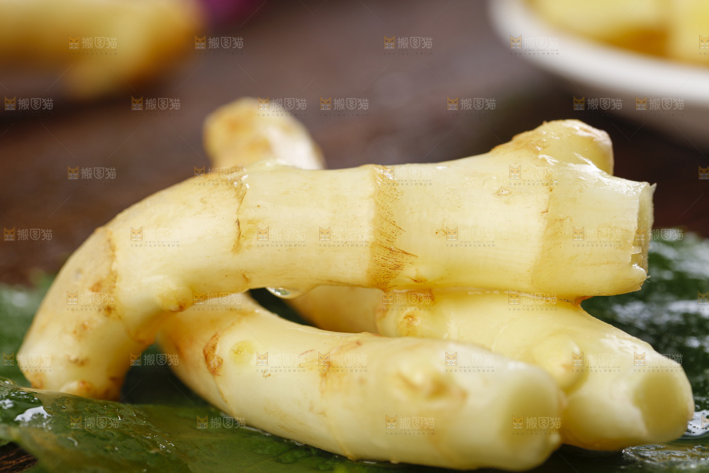 深底上的新鲜生姜