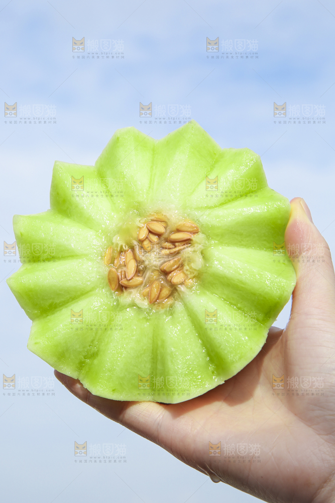 手里拿着新鲜玉菇蜜瓜