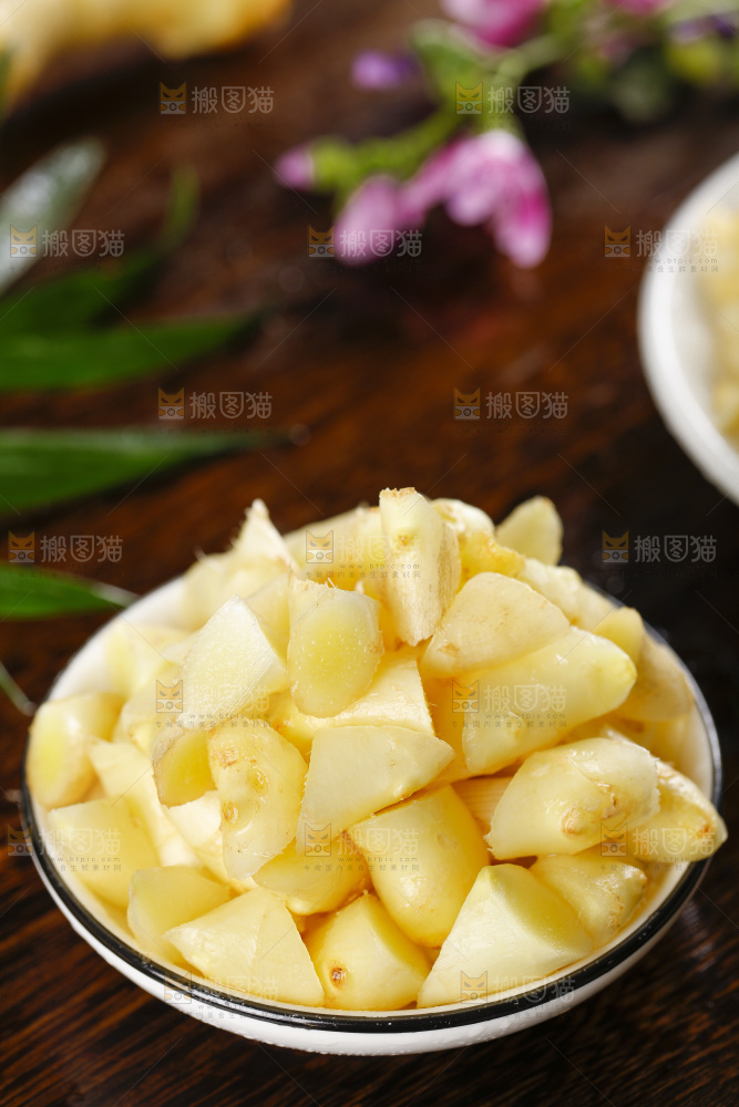 碗里装着嫩姜片