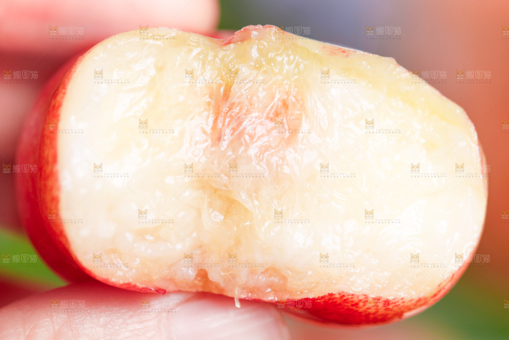 手里拿着油蟠桃