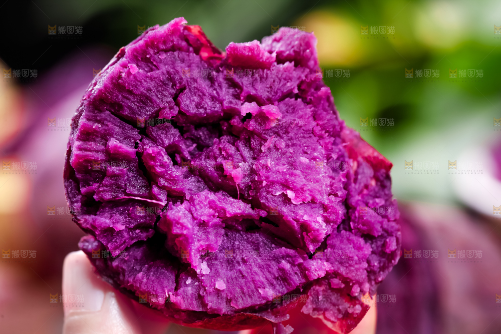 木板上的紫薯果肉