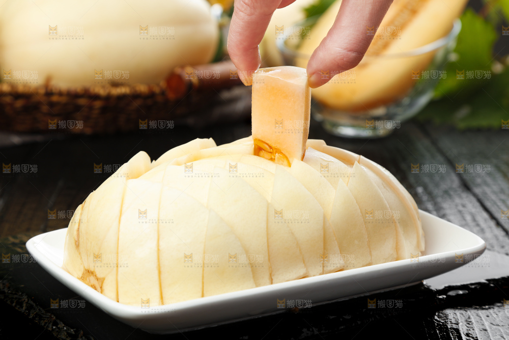盘子里放着东方蜜瓜