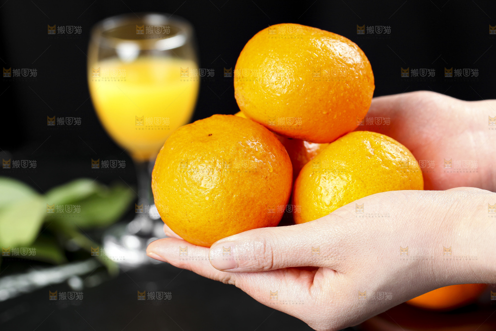 手里拿着椪柑橘