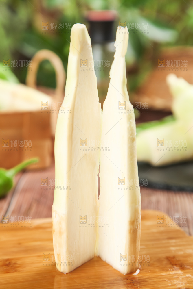 木板上放着茭笋