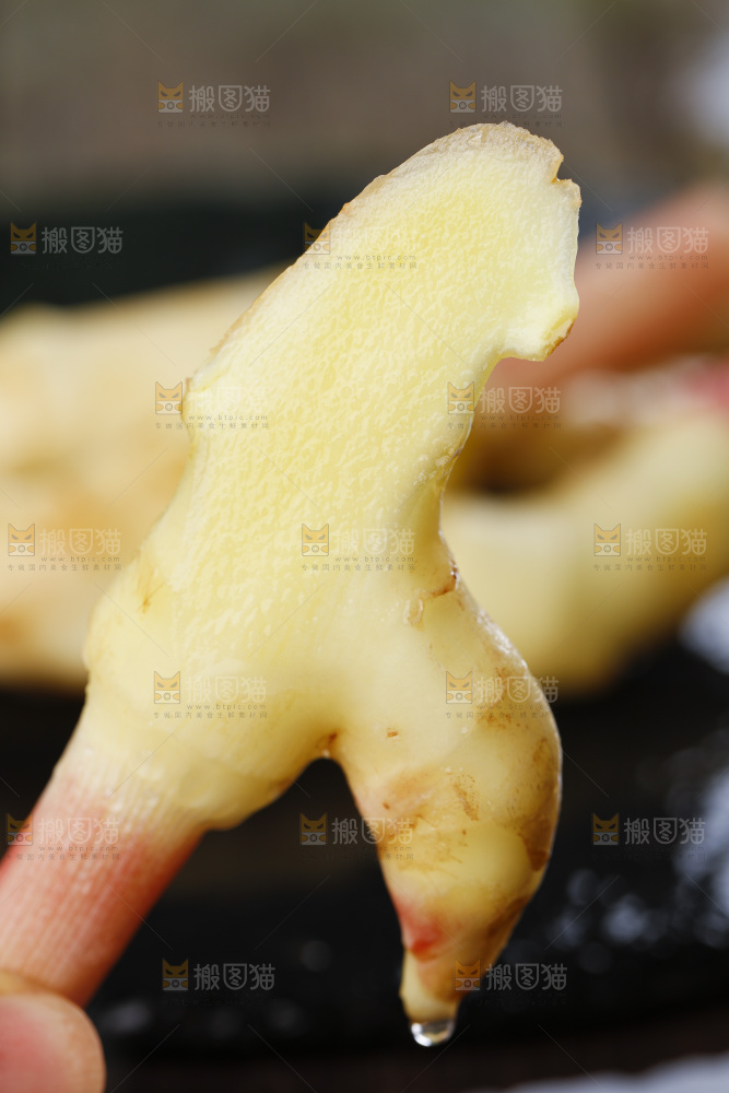 黑石板上放着红芽嫩姜