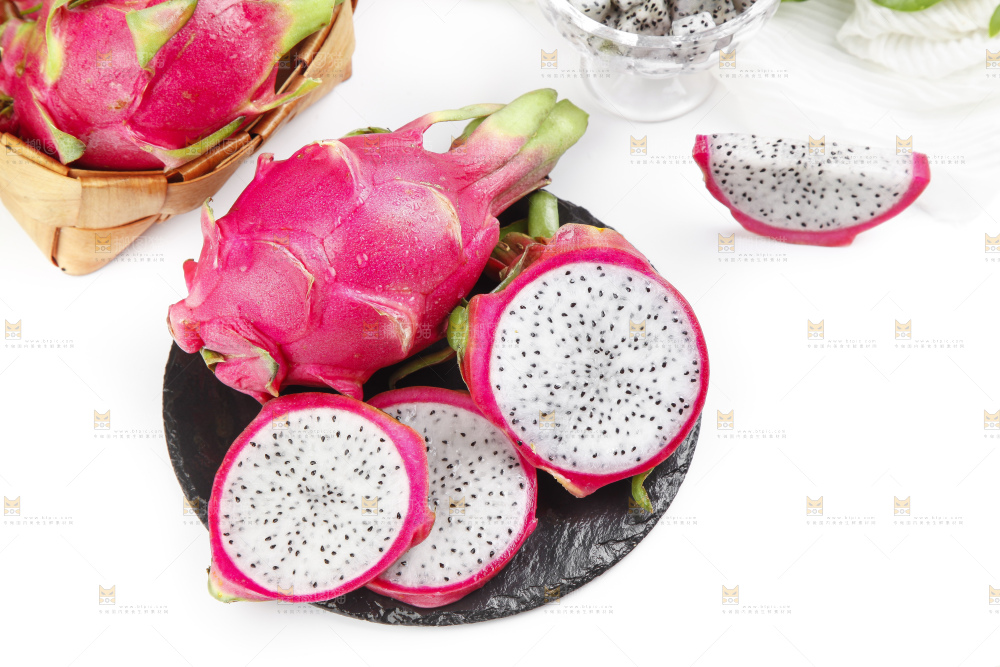 黑石板上的新鲜火龙果