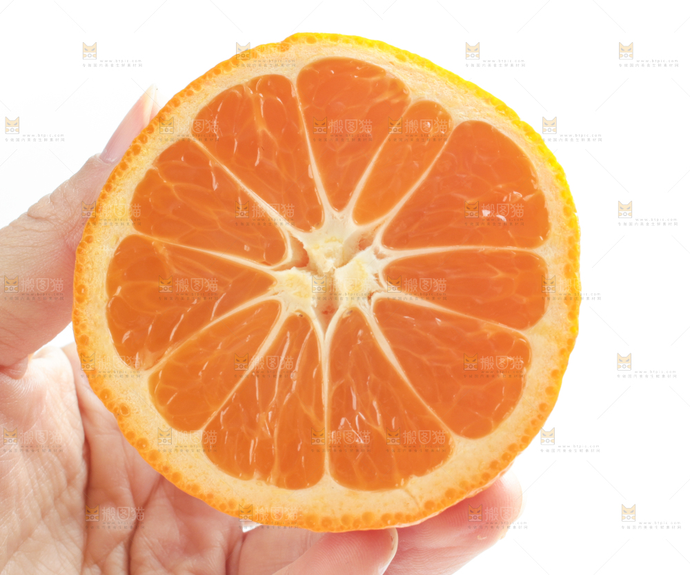 手里拿着新鲜椪柑