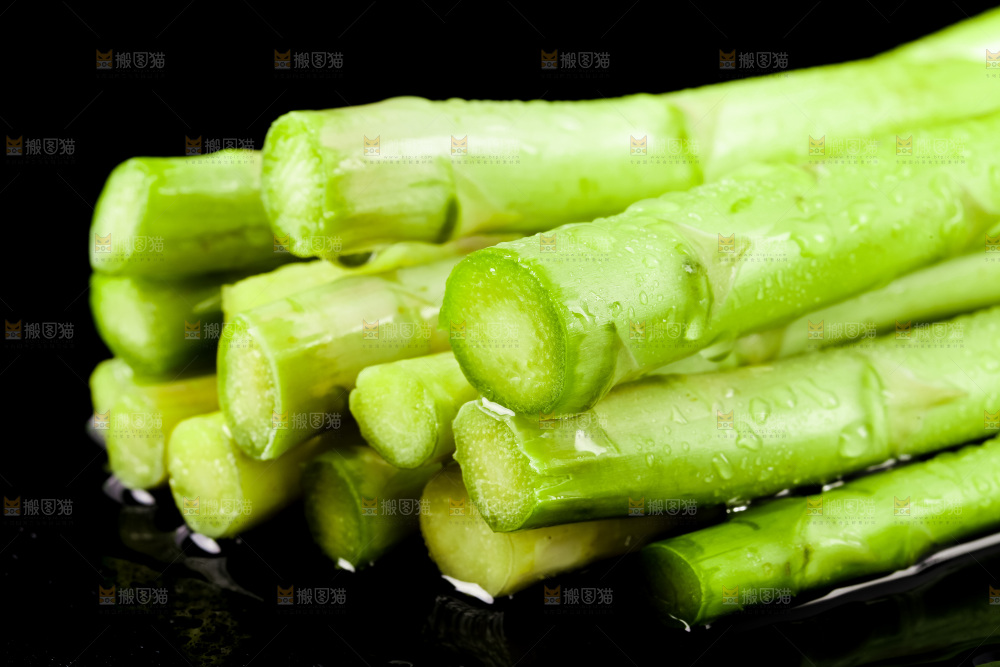 黑底上放着青芦笋