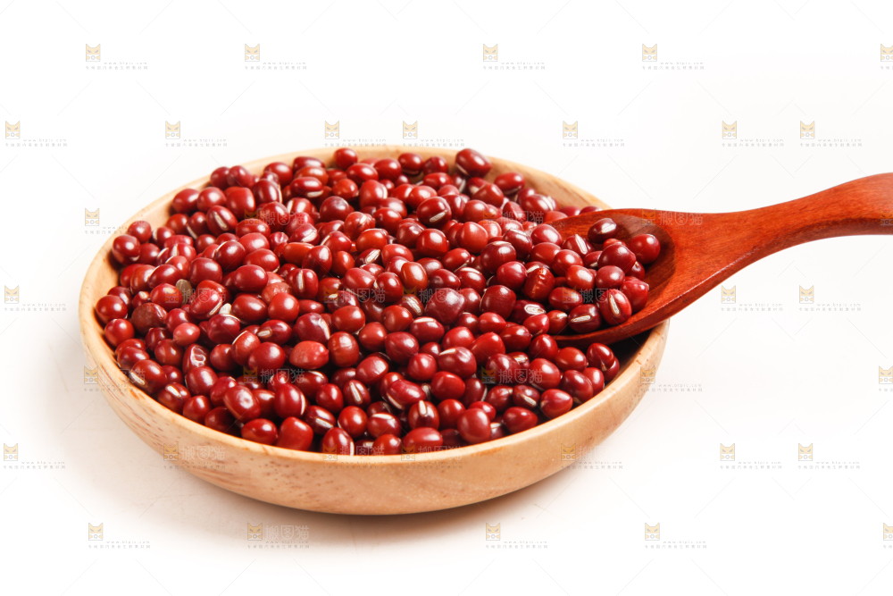 白底上放着红豆