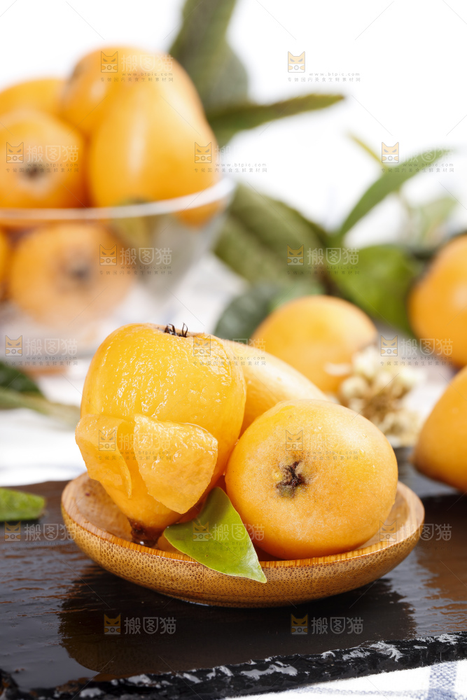 石板上的云南蒙自枇杷