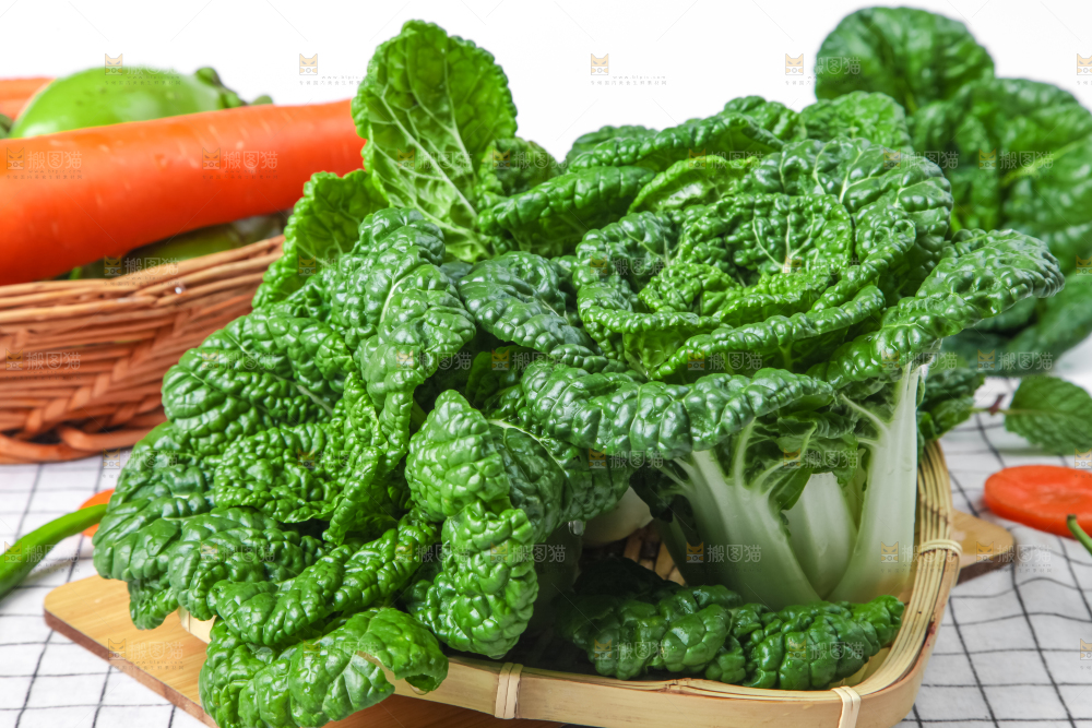 木板上的奶油白菜