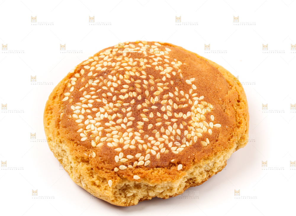 白底上放着芝麻酥饼