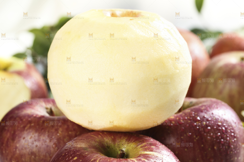 木板上的新鲜丑苹果