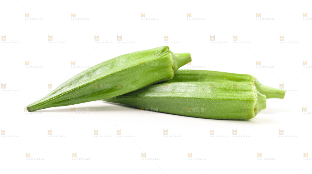 新鲜的羊角豆放在白底上