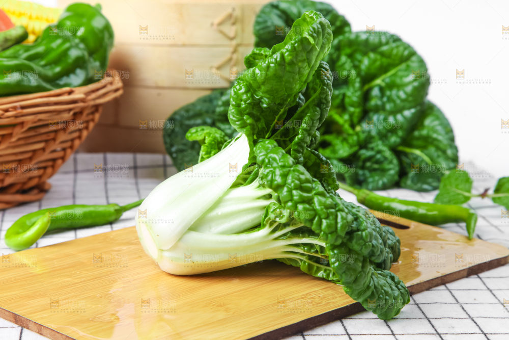 木板上的奶油白菜