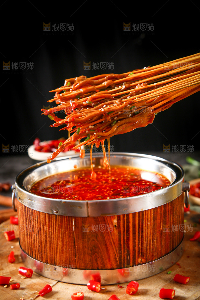 深底上放着一碗冷锅串串