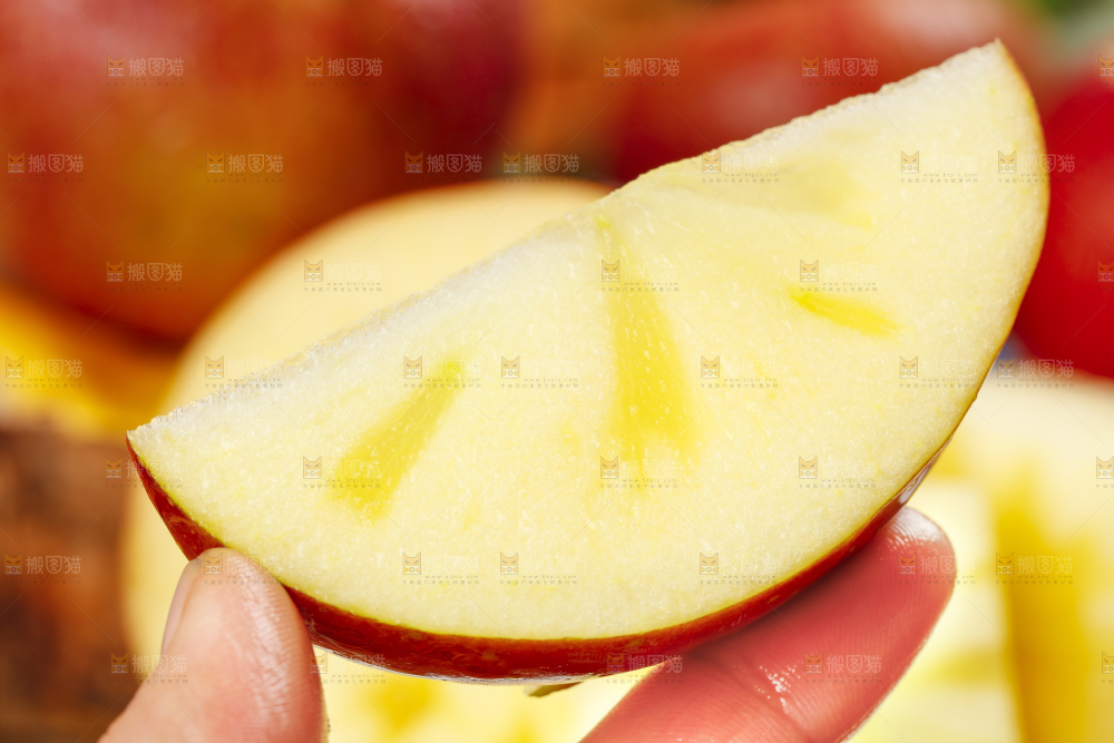 手里拿着新鲜丑苹果