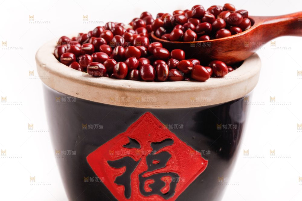 白底上放着红豆