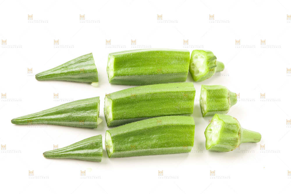 新鲜的羊角豆放在白底上