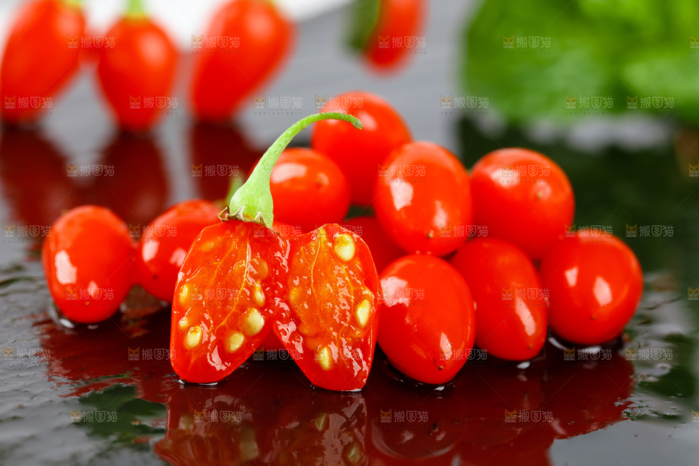 深底上放着枸杞鲜果