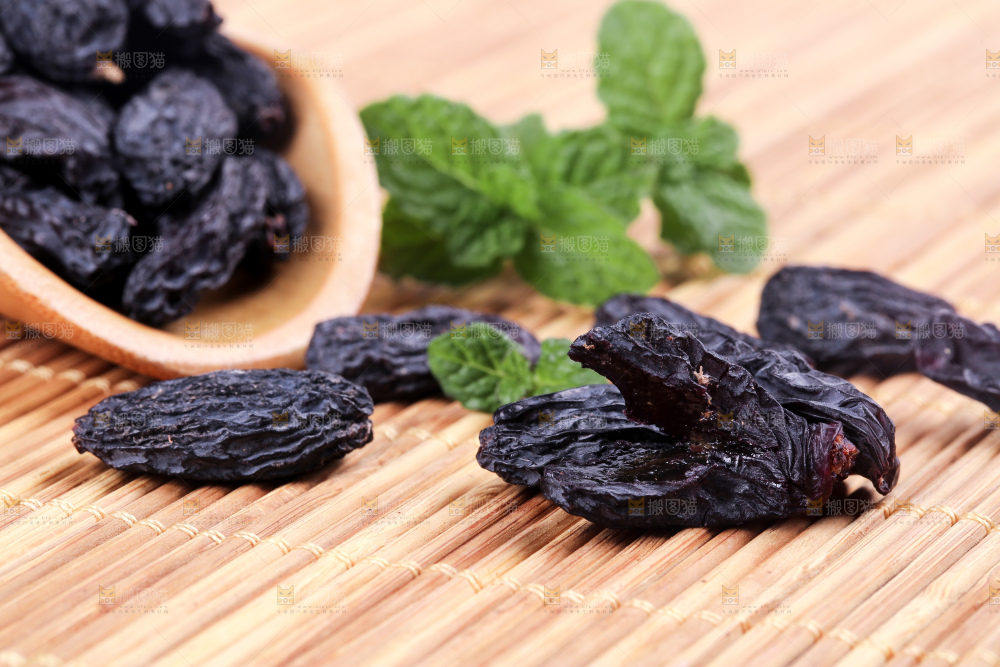 竹底上放着黑加仑葡萄干