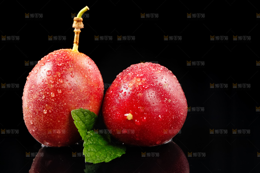 黑底上放着新鲜百香果