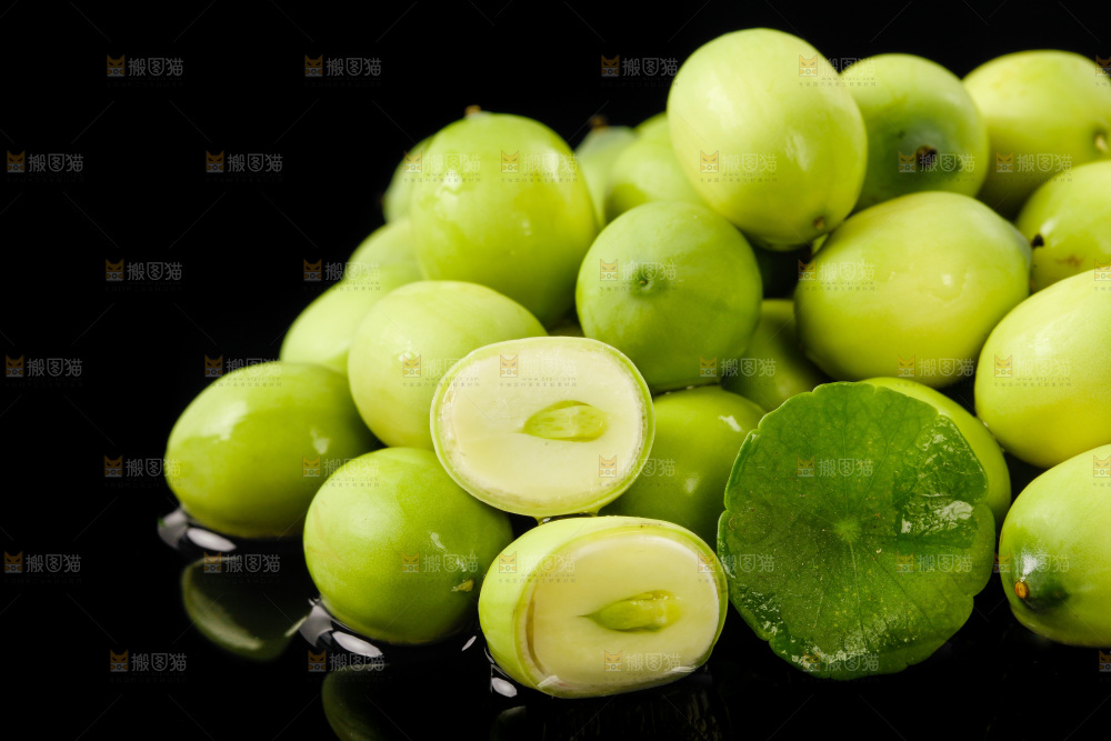 水果莲子放在黑底上