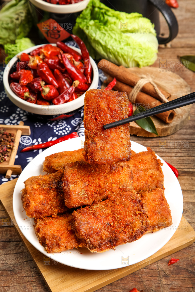 盘子里装着香酥带鱼