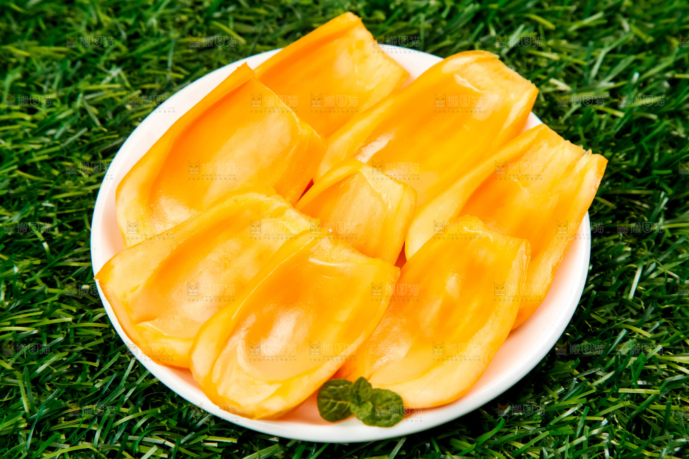 草地上放着一盘越南菠萝蜜