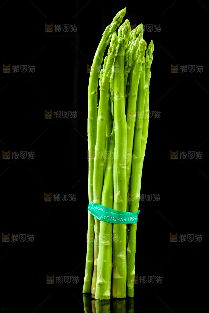 黑底上放着青芦笋