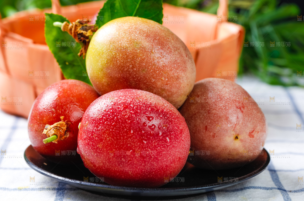 格子布上放着一盘新鲜百香果