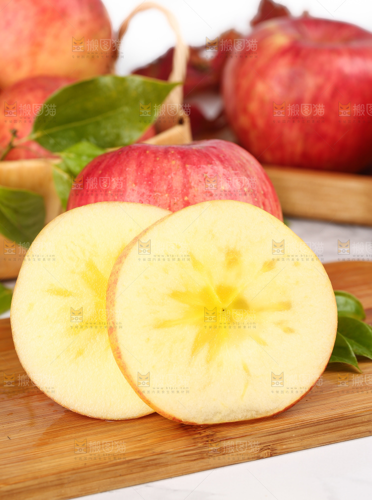 木板上的新疆冰糖心苹果