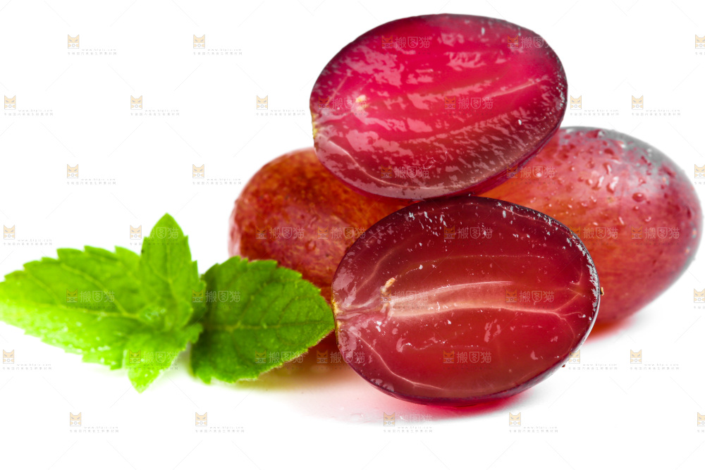 新鲜提子放在白底上